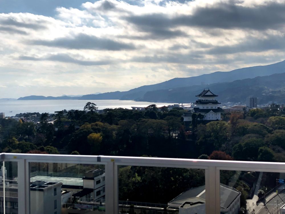 ミナカ屋上からの眺め。小田原城と海が見えます
